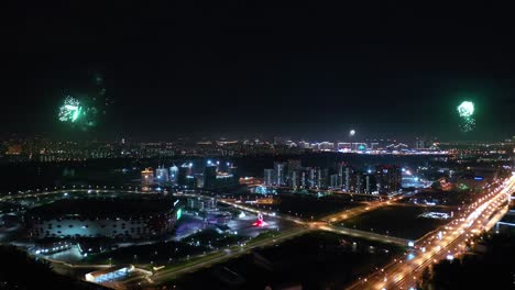 moscú de noche. fuegos artificiales festivos sobre la ciudad nocturna.