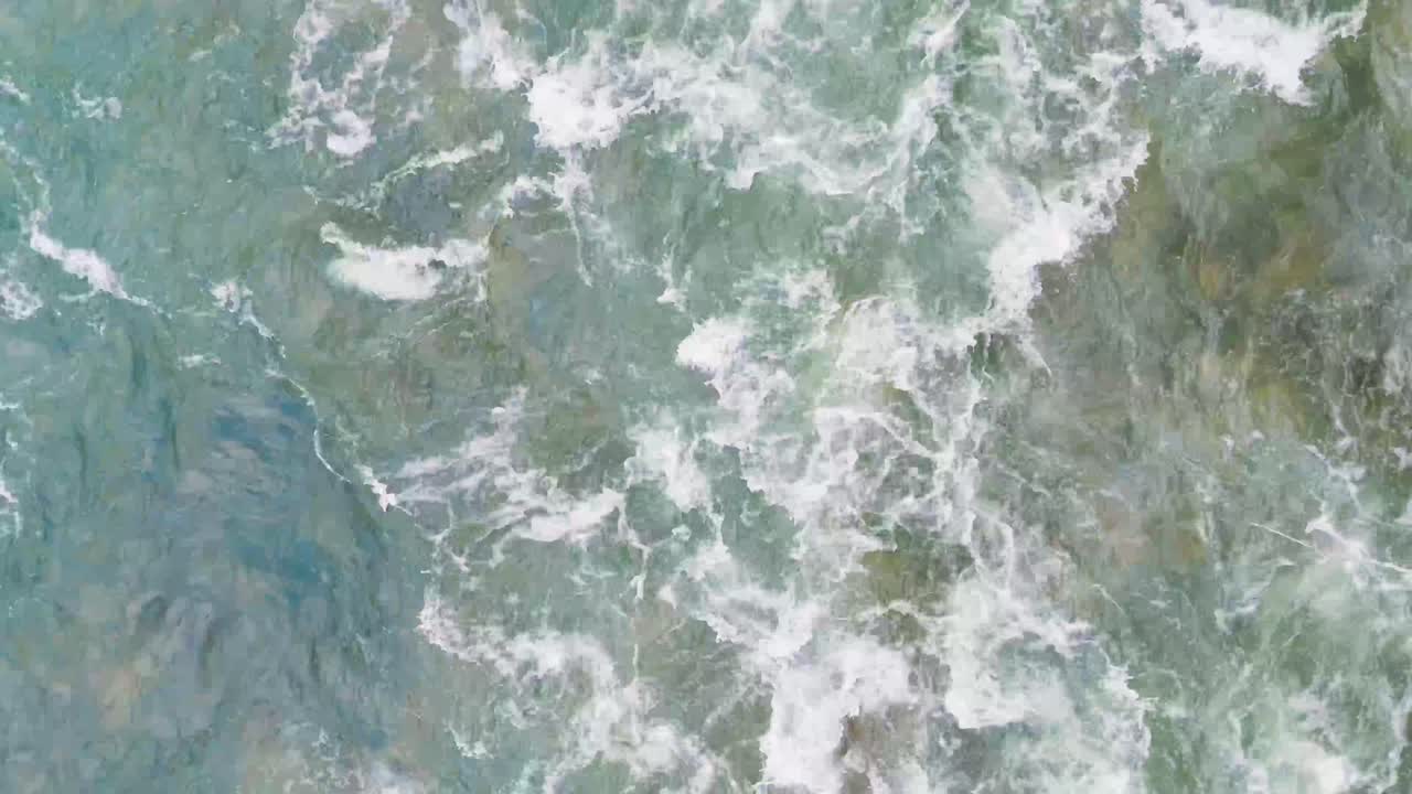 vista aérea de los rápidos de agua blanca que fluyen vigorosamente sobre las rocas, mostrando el poder y el movimiento de la naturaleza