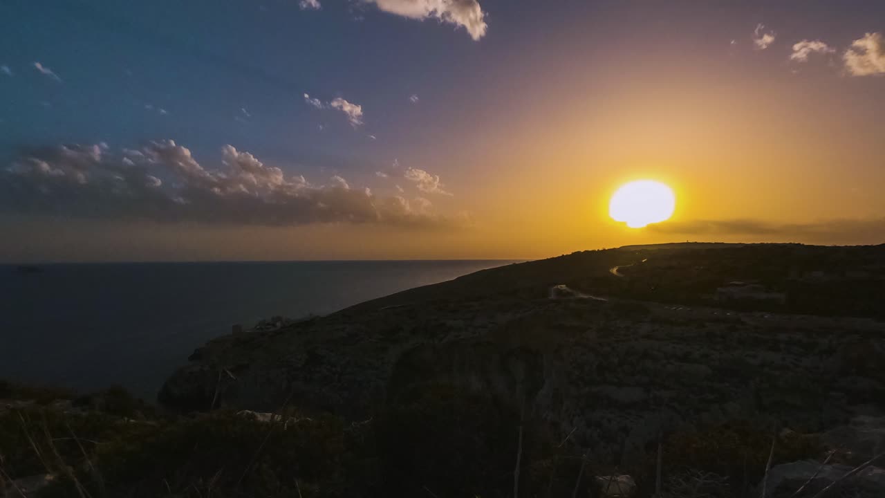 Cores deslumbrantes ao pôr do sol sobre o oceano, Gruta Azul, Malta, timelapse