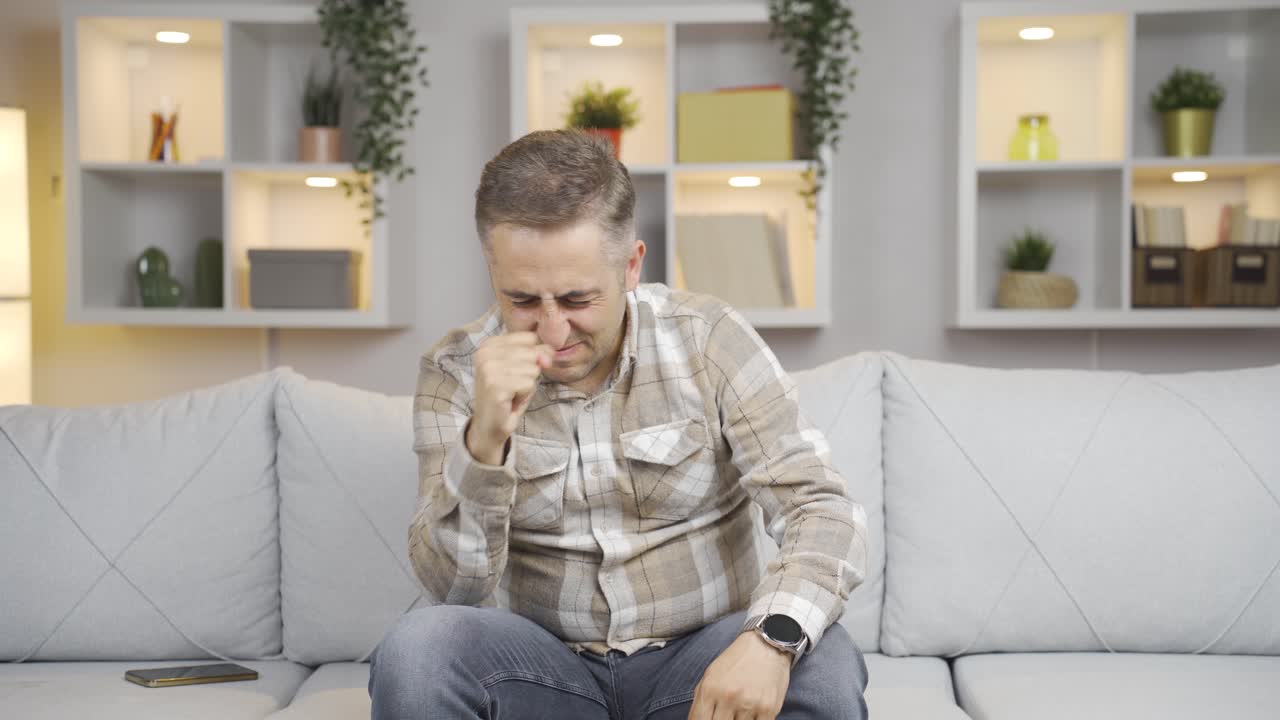 el hombre que está enojado consigo mismo y tiene defectos.