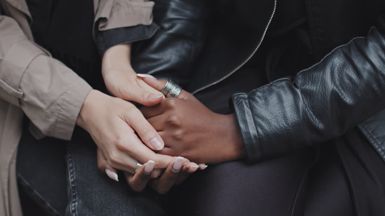 Donne innamorate che si tengono per mano