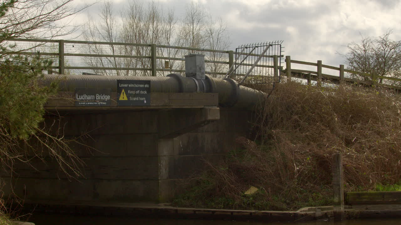 tomada amplia del puente ludham en el río ant en el norfolk broads