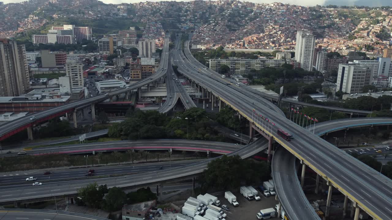 día de tráfico en la carretera de la ciudad