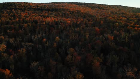 Antena-De-La-Hora-Dorada-Sobre-El-Impresionante-Follaje-De-Otoño-De-Las-Montañas-Catskill