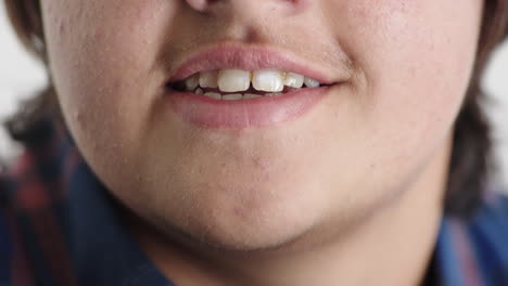 joven adolescente boca sonriendo cerca de los dientes