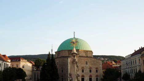 Blick-Auf-Die-Moschee-Von-Pascha-Qasim-Bei-Sonnenaufgang-In-Pecs,-Ungarn---Drohnenaufnahme