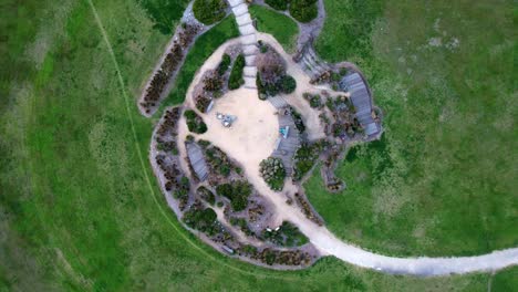 drone mirando hacia abajo con un giro lento