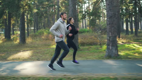una pareja corriendo en un parque.