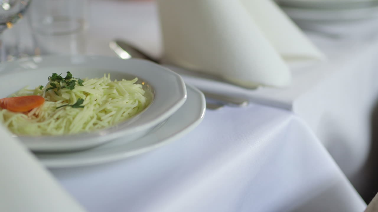 로맨틱한 저녁 식사를 위해 정교하게 장식된 테이블