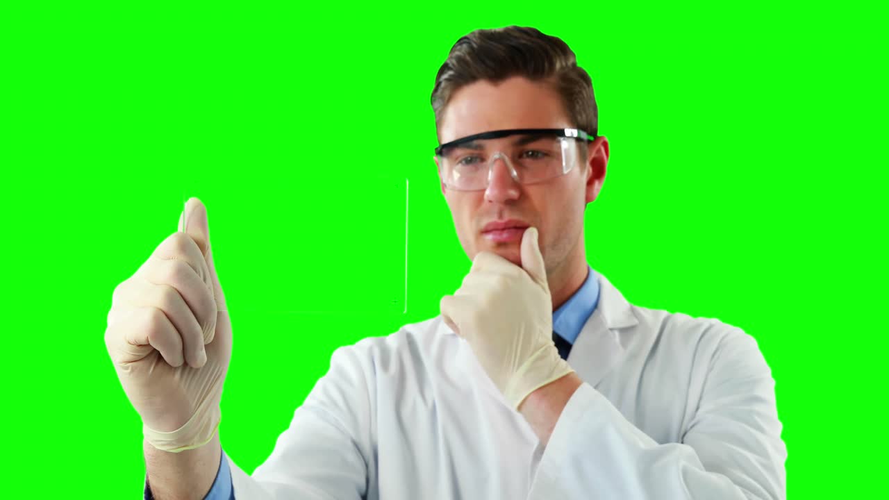 retrato de un médico usando una pantalla digital