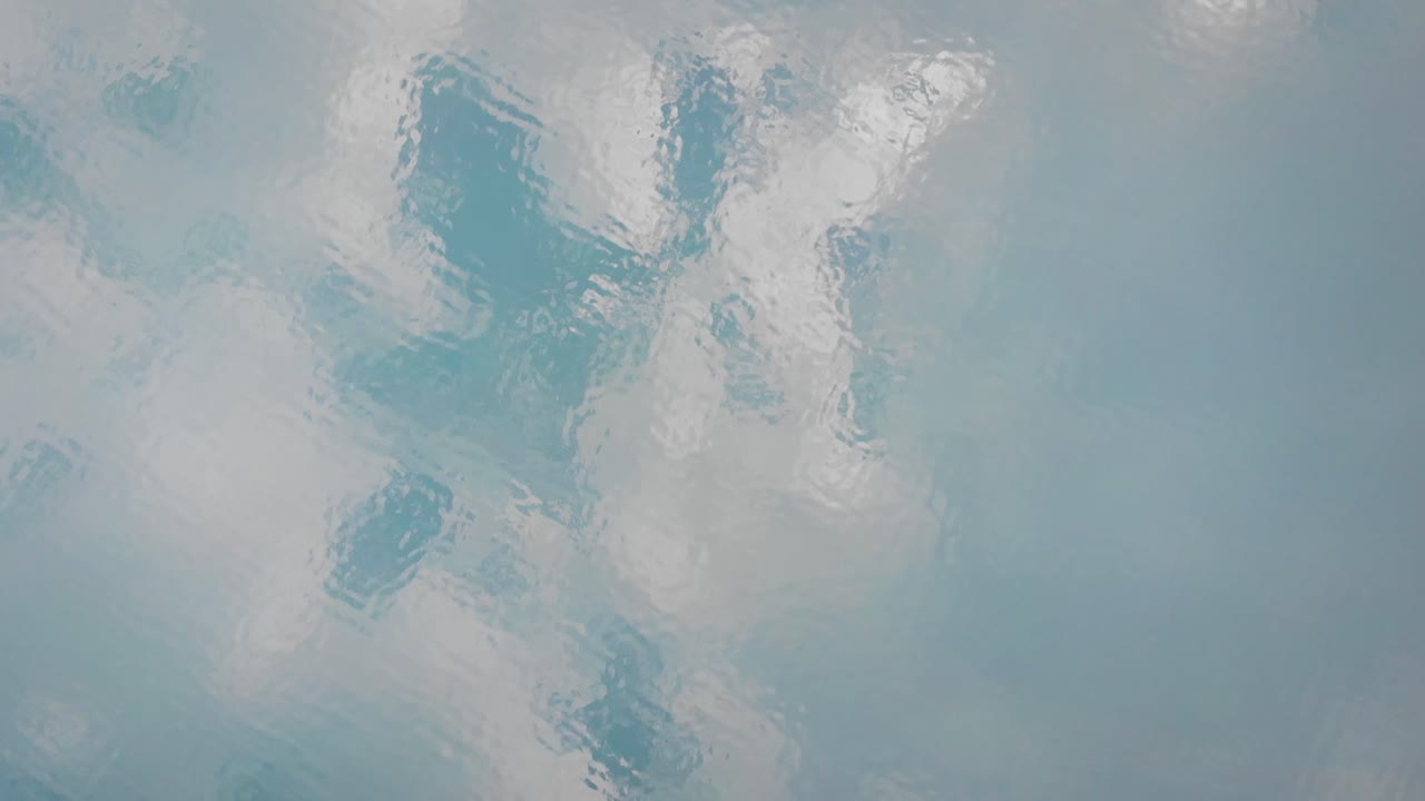 sobrevuelo aéreo con vista aérea de las aguas turquesas del lago limernsee y presa hidroeléctrica en linthal glarus, suiza y panorámica hacia los acantilados