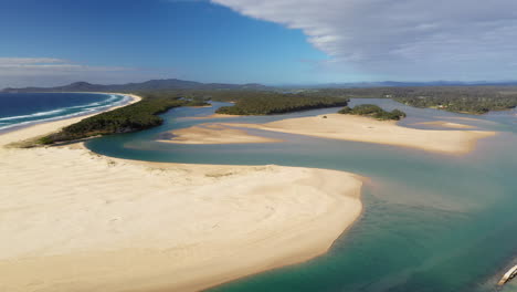 Amplia-Toma-De-Drones-De-La-Playa-De-Crianza,-El-Río-Nambucca-Y-El-Océano-En-Nambucca-Heads-Nueva-Gales-Del-Sur-Australia