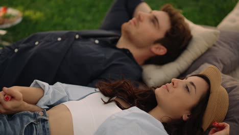 Thinking-couple-looking-at-sky-on-picnic.-Man-and-woman-dreaming-outdoors