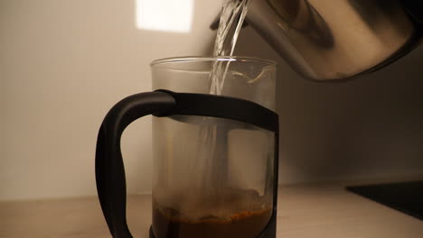 hacer café instantáneo agregando gránulos y agua caliente