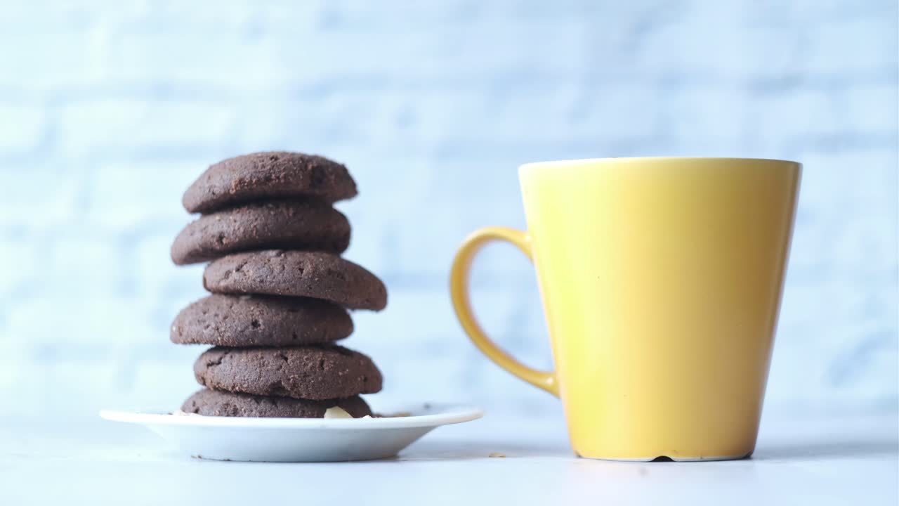 galletas de chocolate y una taza amarilla