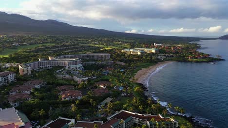 Esta-Es-Una-Imagen-Aérea-De-La-Costa-Rocosa-De-Maui,-Esta-Es-Una-Toma-Nivelada-Con-Rotación-Hacia-La-Derecha.