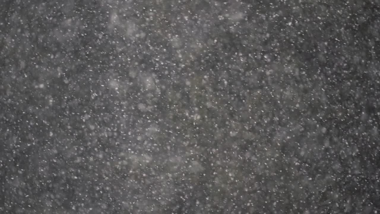 una fuerte tormenta de nieve en cámara lenta