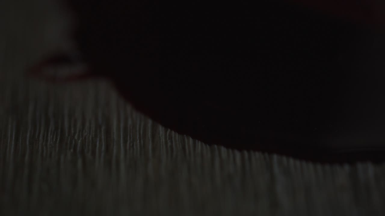 경찰의 불빛이 범죄 현장을 비추는 동안 거실 바닥에 피의 연못이 놓여 있습니다.