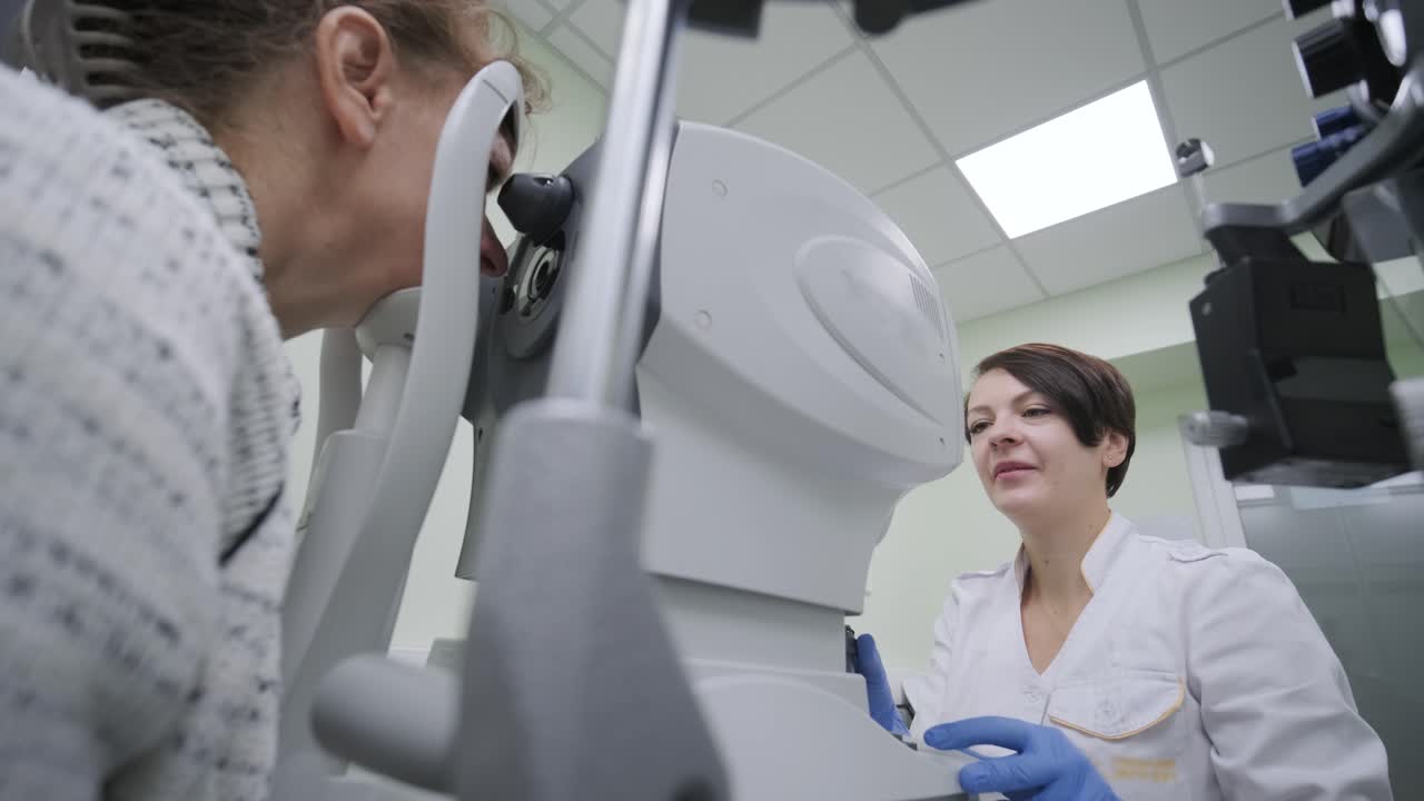 врач смотрит через офтальмоскоп в глаза пациента в офтальмологической клинике. профессиональный осмотр зрения