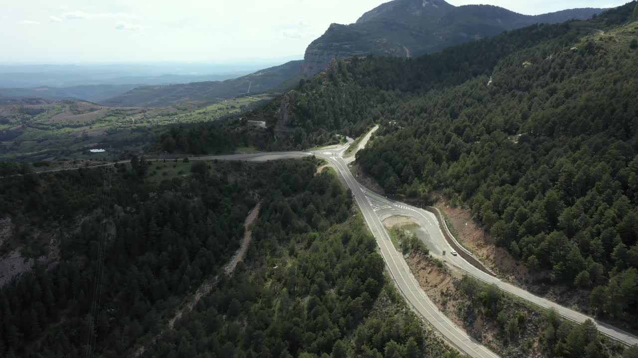 vista aérea de un viejo auto blanco que conduce rápido en el camino del bosque durante el día - disparo de un dron