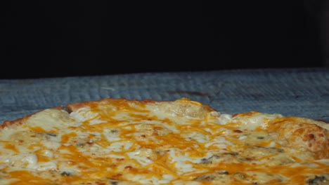 primer plano de una pizza de queso con queso derretido