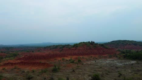 Begeben-Sie-Sich-Auf-Ein-Außergewöhnliches-Luftabenteuer,-Während-Wir-Die-Atemberaubenden-Landschaften-Der-Roten-Wüste-Von-Tatacoa-Durchqueren