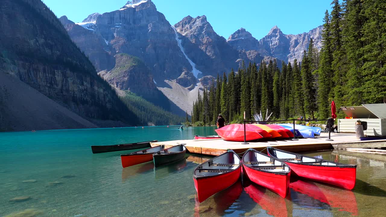 Lago Moraine panoramico con canoe e vista sulle montagne