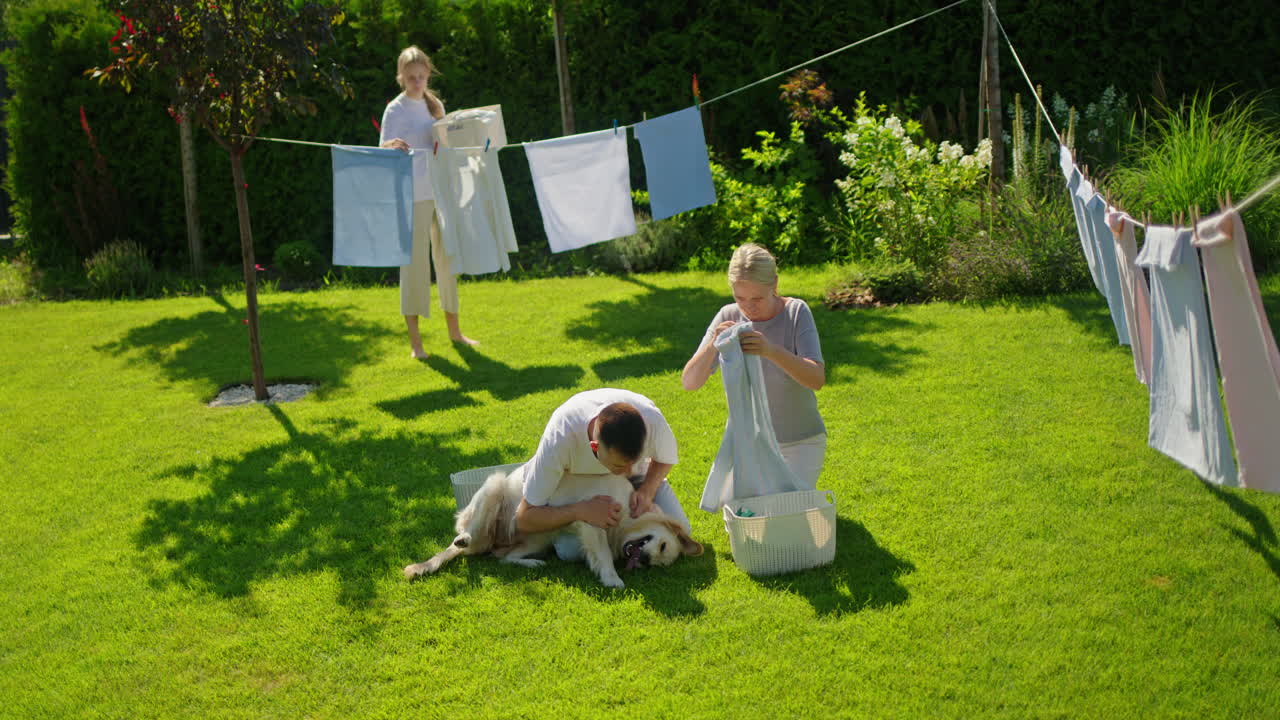 가족이 정원에서 시간을 보내고 옷을 는 것