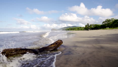 Caminando-En-La-Solitaria-Playa-De-Arena-Solitaria-En-El-Mar-Del-Océano-Caribe-En-Costa-Rica-Paraíso-De-Ensueño-Lugar