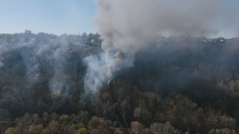 imágenes aéreas de numerosos incendios forestales que arden en lookout mountain en chattanooga, tn durante el día.