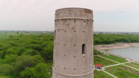 luchtfoto tracking shot van zandstenen torenarchitectuur in hiran minar, pakistan