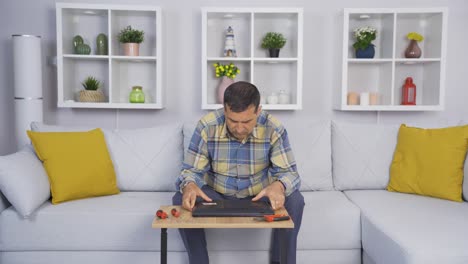 el viejo está tratando de arreglar sus viejos muebles.