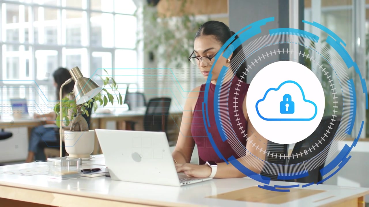 Video verticale: Donna che digita sul laptop in ufficio, attivando un HUD rotante con blocco cloud per la sicurezza dei dati