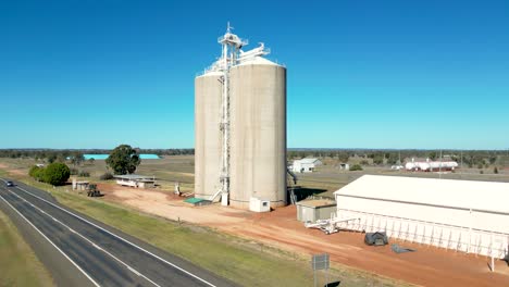 Los-Famosos-Silos-De-Wallumbilla-En-El-Outback-De-Australia,-En-El-Oeste-De-Queensland.