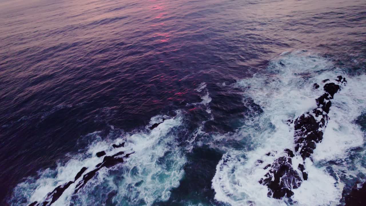 Le onde dell'oceano al tramonto