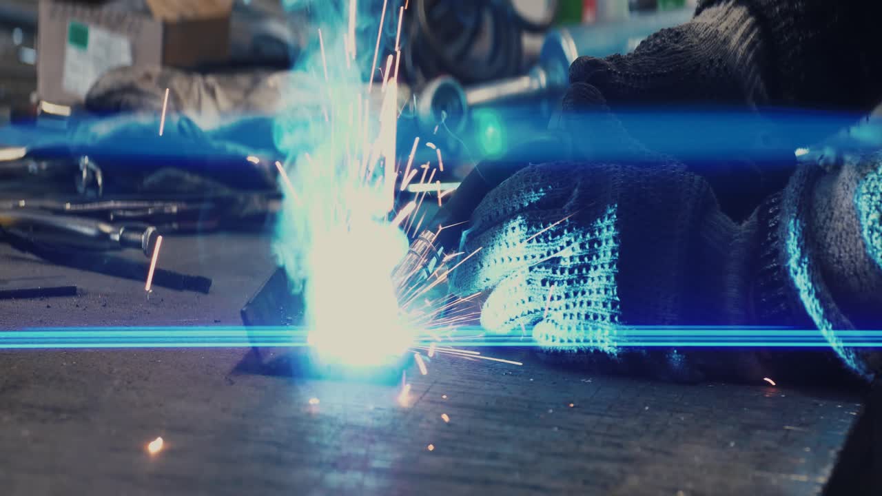 금속 용접공은 보호 장비를 갖춘 공장에서 강철 용접공과 함께 일합니다