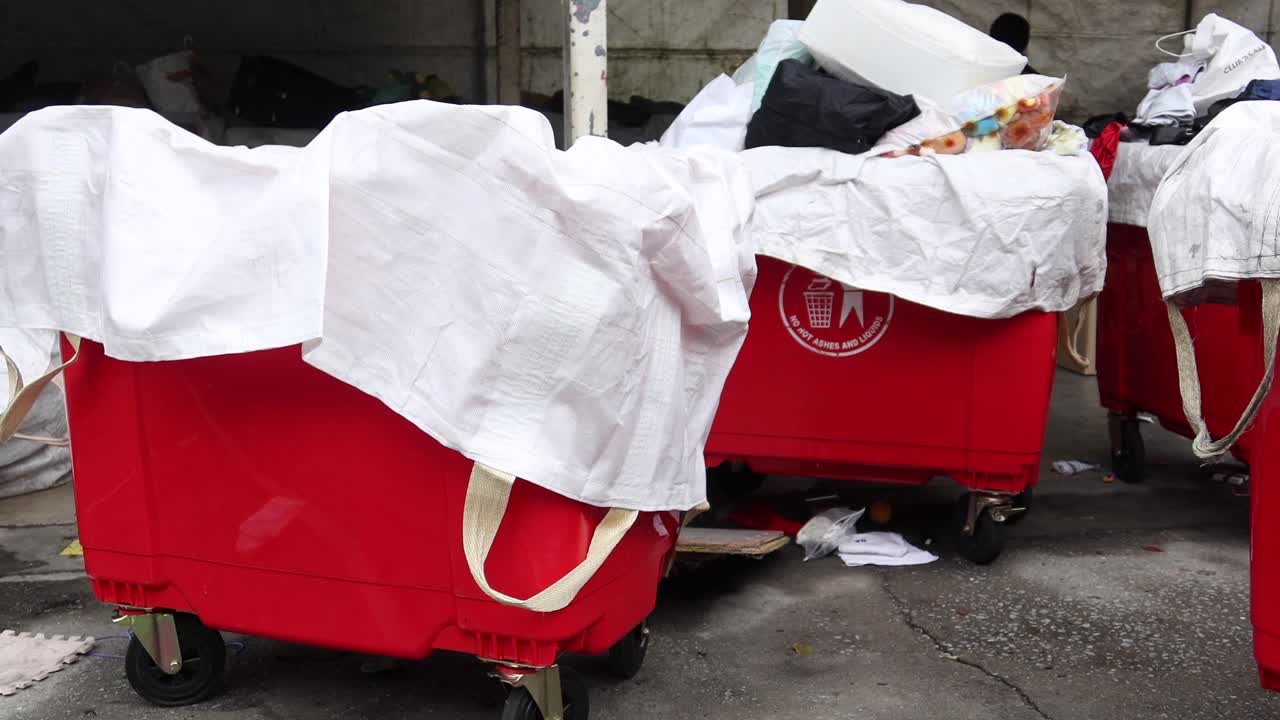 큰 컨테이너에 기증 된 물건을 던져 ,