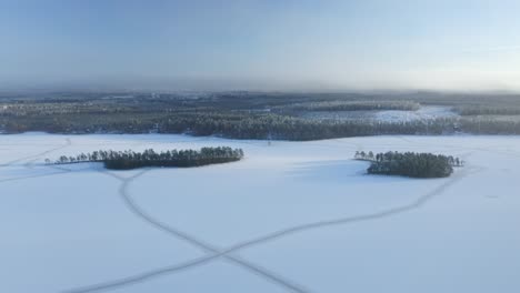 vista aérea descendente sobre el lago congelado con patrones de línea natural en el hielo