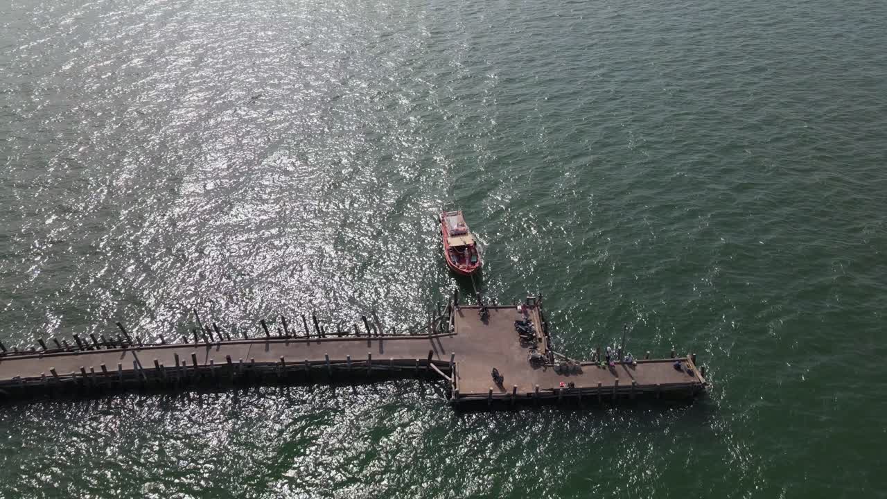 태국 파타야 부두의 끝과 어선을 보여주는 파타야 낚시 부두 끝의 역방향 항공 영상