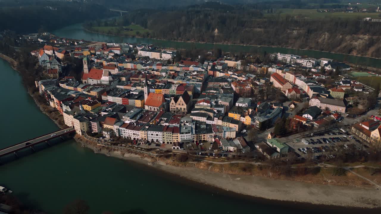 바세르부르크 암 인 (wasserburg am inn) 은 독일 바바리아의 오래된 중세 도시로, 푸른 강 구 ⁇ 에 둘러싸여 있다.