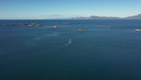 노르웨이 해의 항해 요트. 로포텐 (lofoten) 은 노르웨이의 노르드랜드 카운티에 있는 군도이다.