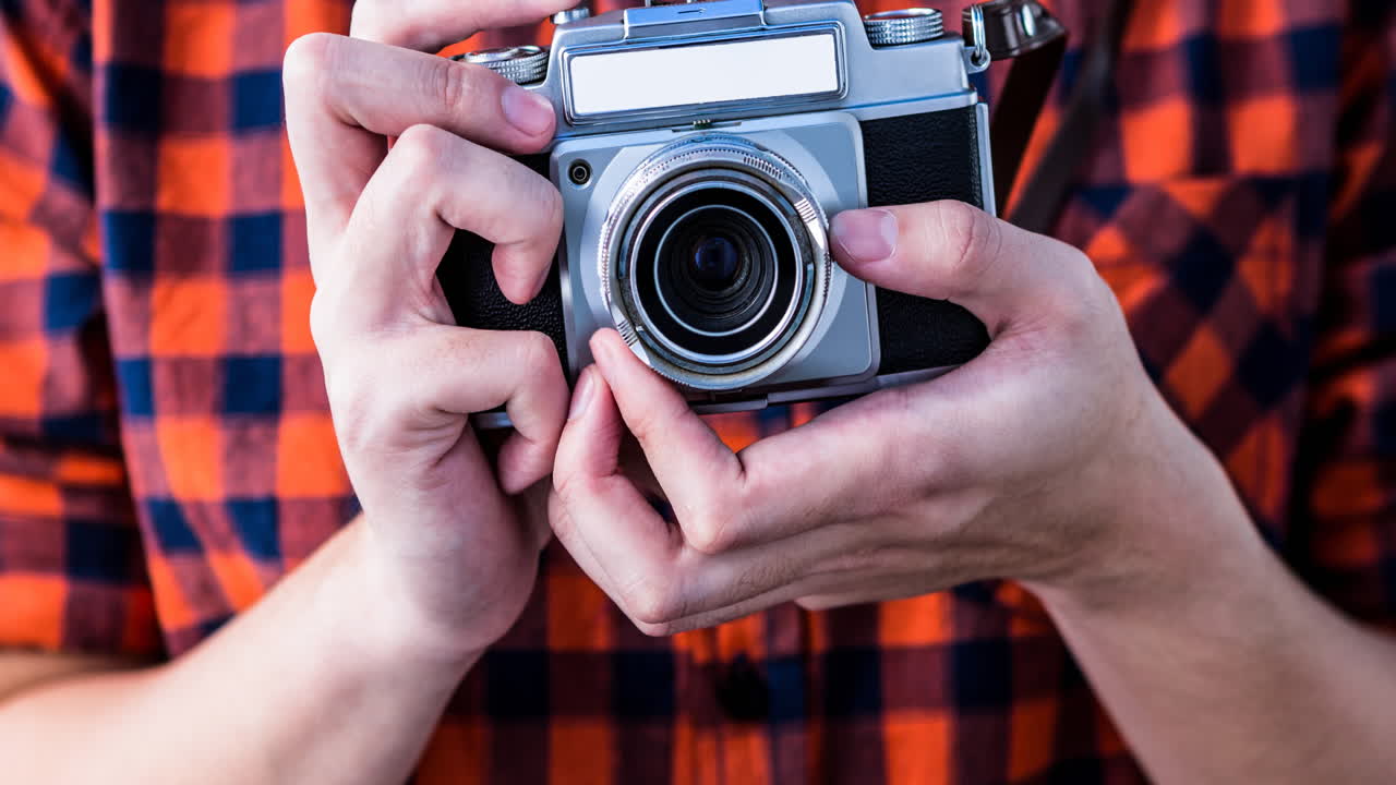 Animazione di uomo caucasico che tiene in mano una fotocamera su sfondo bianco