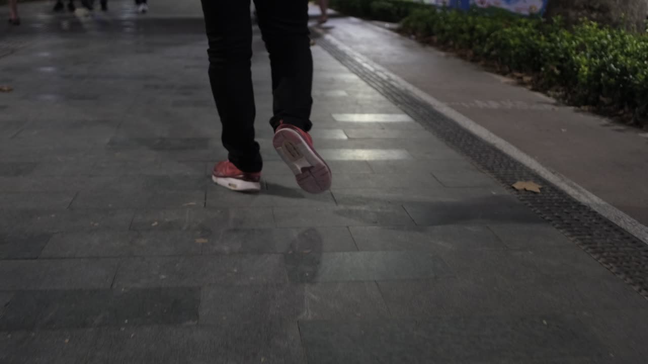 el pie misterioso en el suelo