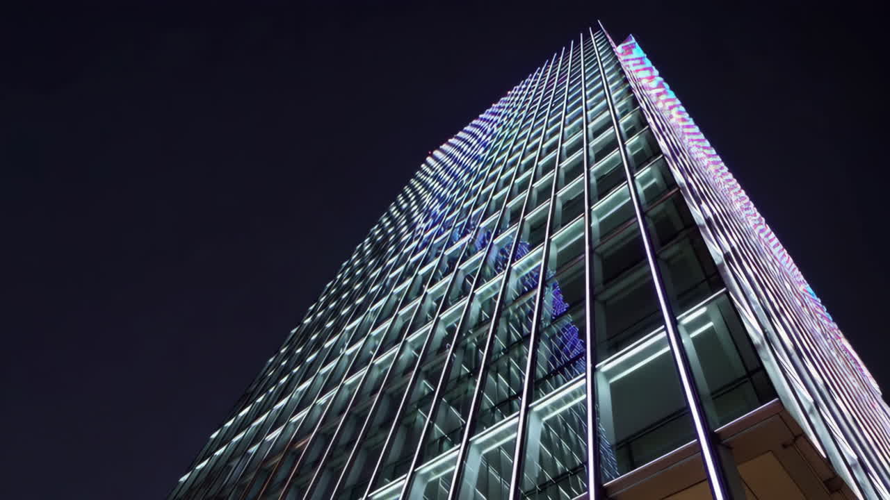 rascacielos moderno por la noche