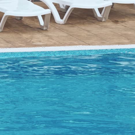 mulher a nadar na piscina