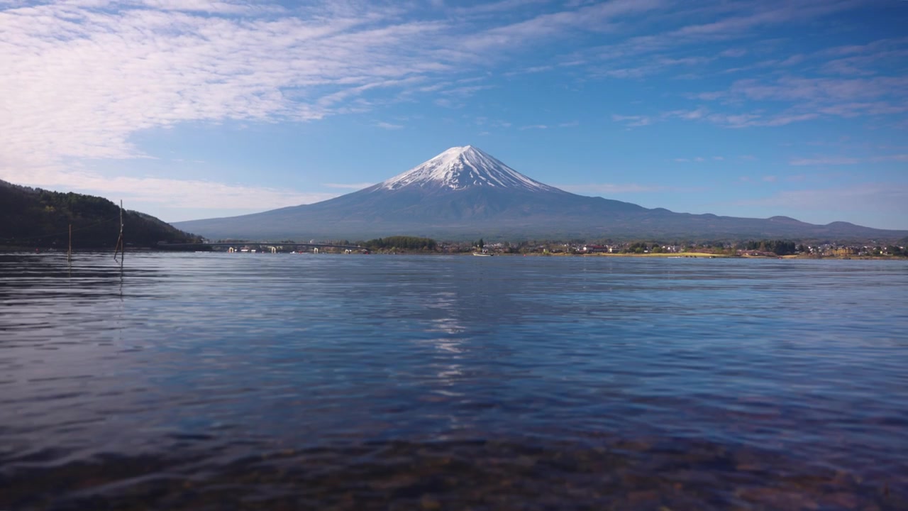Lago Kawaguchiko, onde leggere al mattino con il Monte Fuji in una mattina di primavera