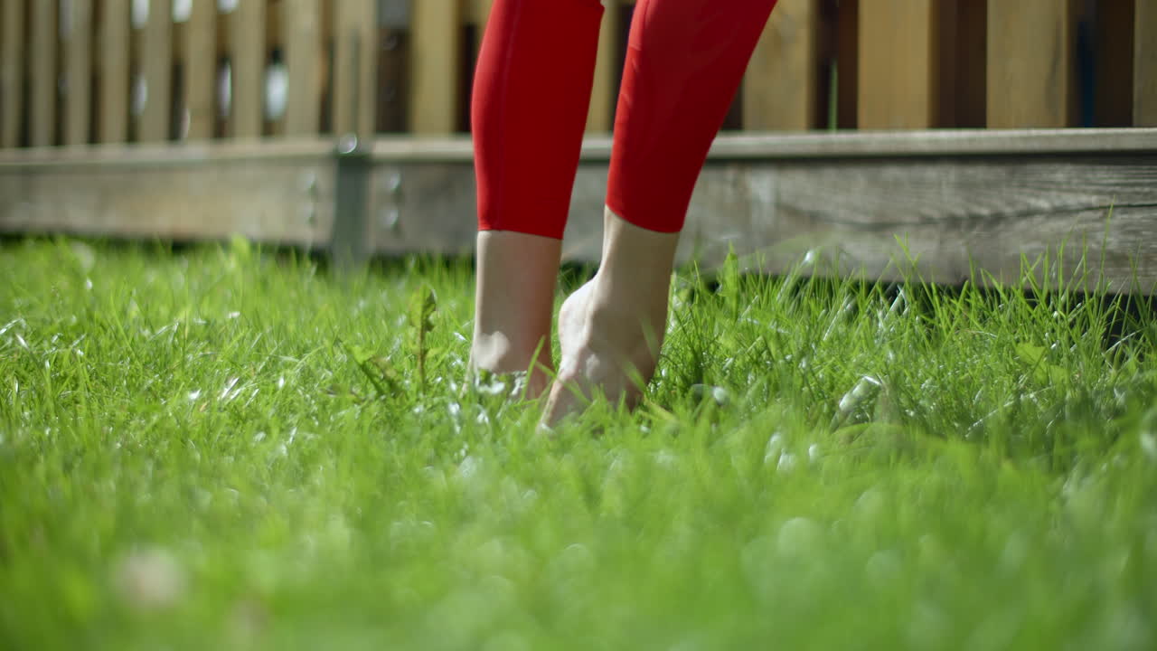 mujer estirándose en un jardín
