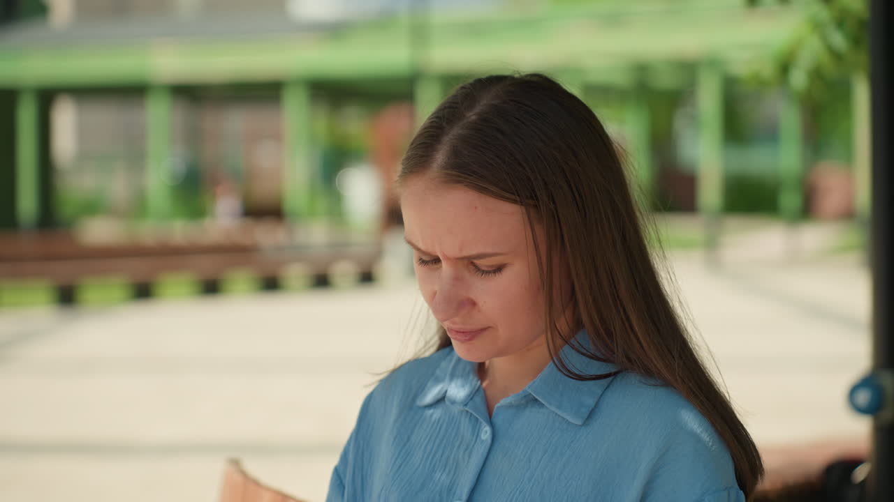Mujer urbana analizando, mujer contemplativa revisando datos de la ciudad, investigadora examinando informes en un banco de la ciudad, mujer pensativa estudiando informes urbanos en medio de una arquitectura moderna y verde