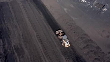 Luftaufnahme-Eines-Baggers,-Der-Im-Kohlebergbau-Arbeitet-Und-Kohle-Transportiert