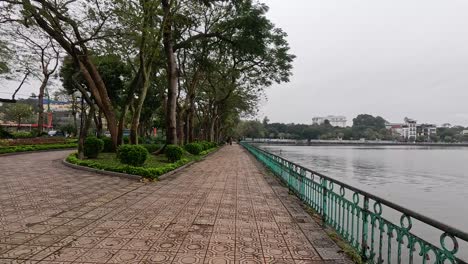 un camino pacífico a orillas de un lago en hanoi, vietnam